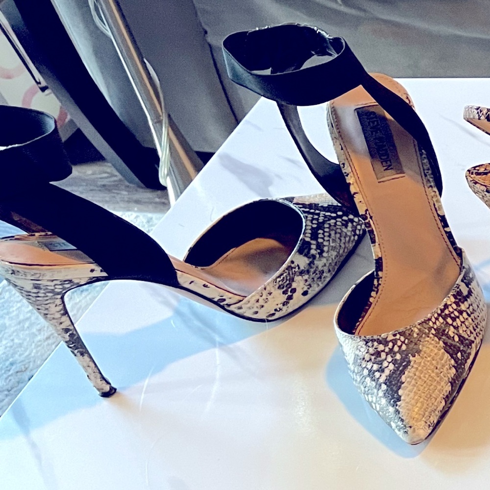 Steve Madden Closed Toe Snake Skin Heel - Size 8